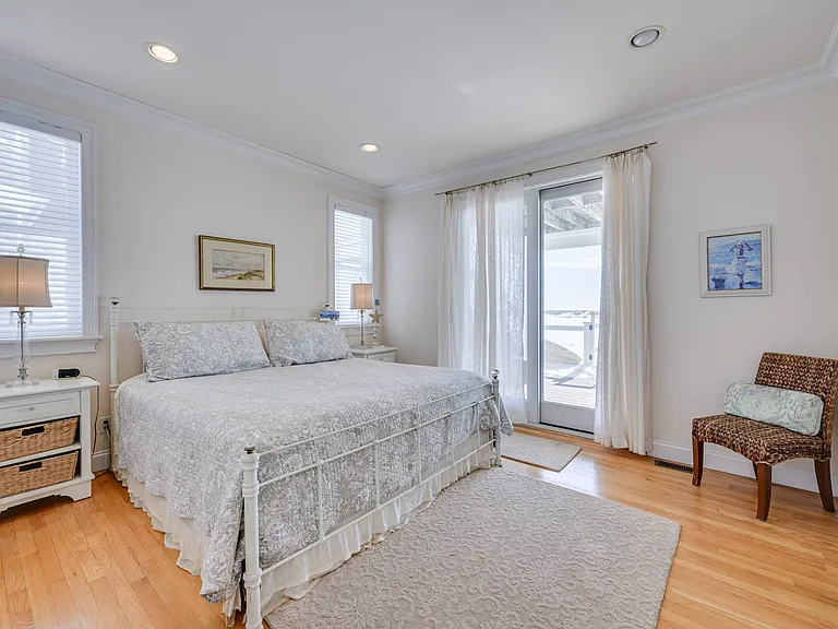 881 Dune Rd — Photo 19