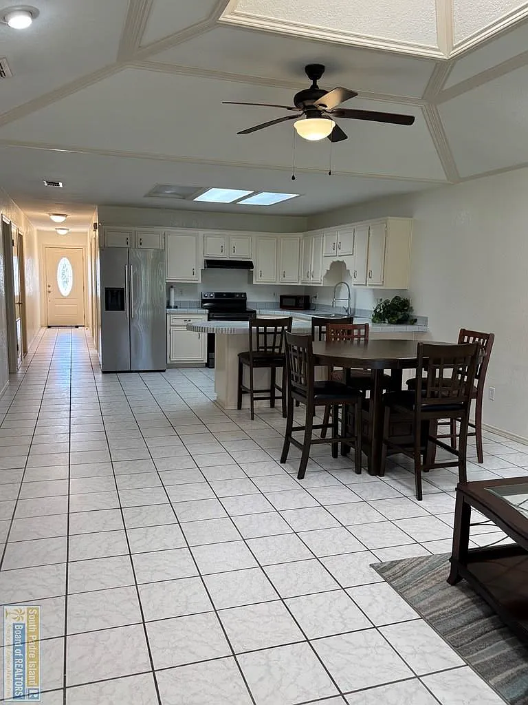 3 bed, 2.0 bath, 1413 sqft, $3,300 — Photo 2