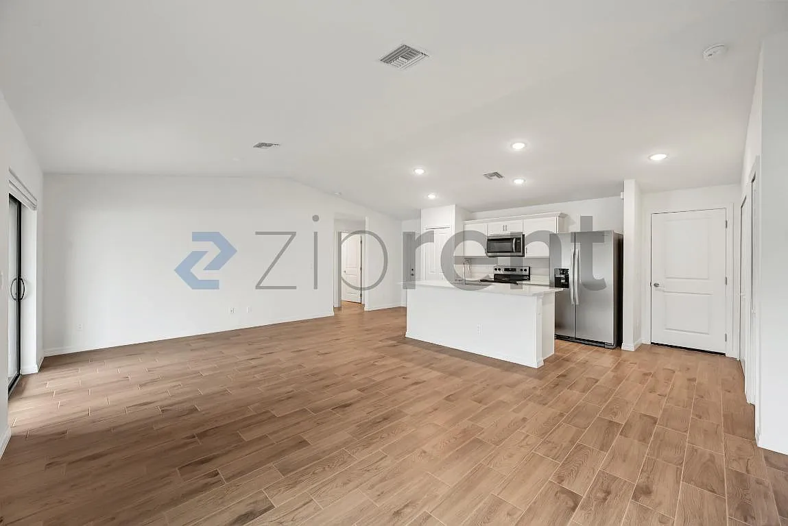 4 bed, 1426 sqft, $2,700 — Photo 3