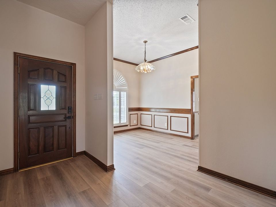 1st image of 7 Rollingwood Dr