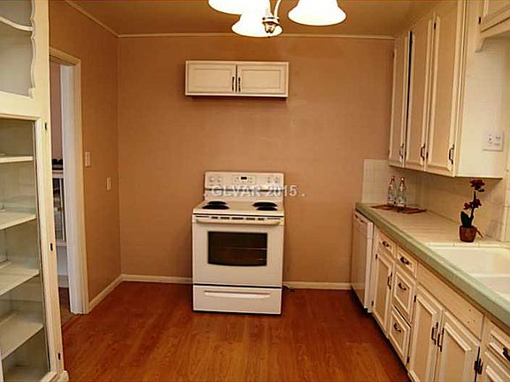 5th image of 221 Circle Dr