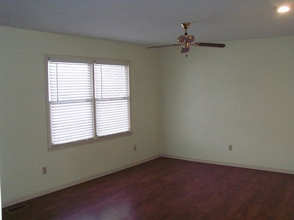 5th image of 513 Berlin Dr