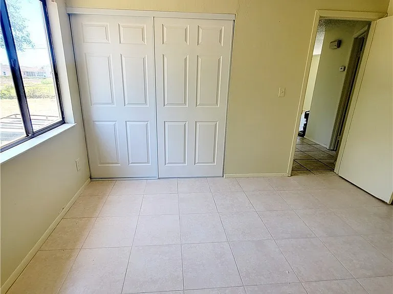 704 W Cleveland Ln — Photo 9