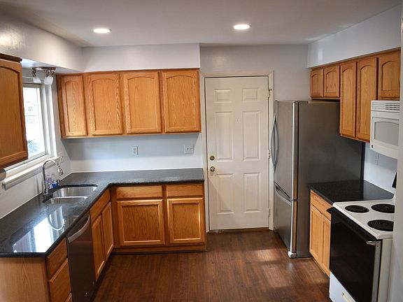 3rd image of 3461 Thomas Ave