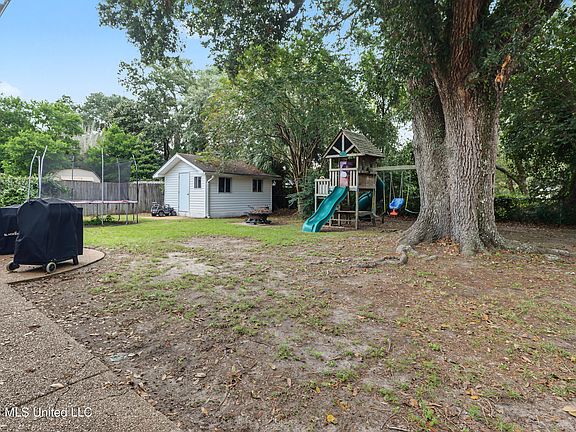 3rd image of 2609 Demaret Dr