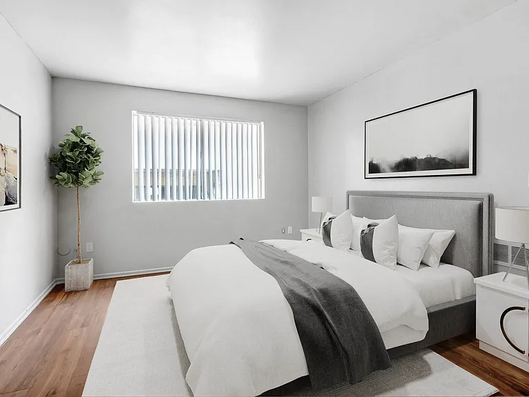 Sherman Plaza Apartments — Photo 4