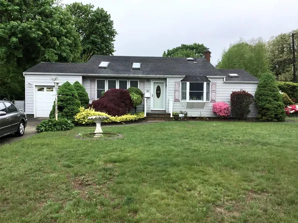 10 Fern Place, Bay Shore, NY 11706