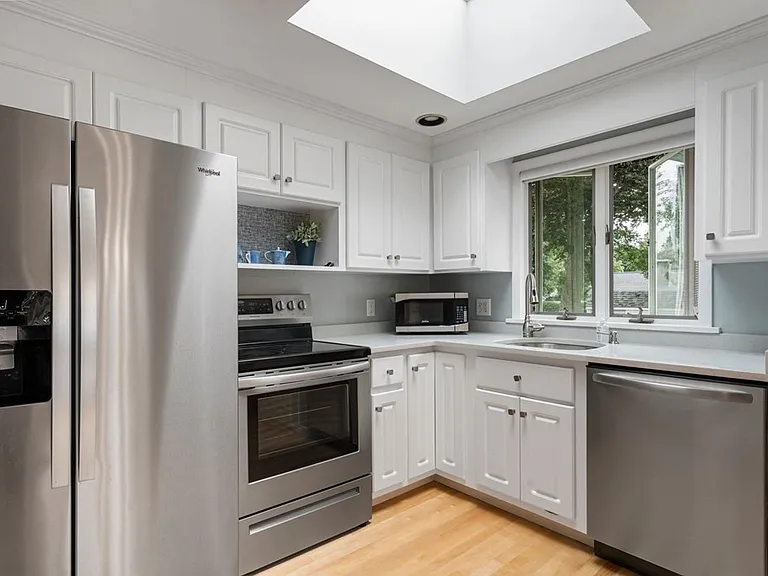 15 Temple Rd — Photo 3