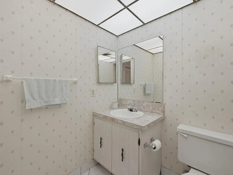 519 Burgundy St #K — Photo 20