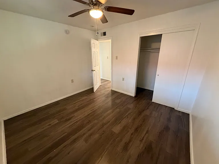 919-923 Alvarado Dr SE — Photo 10