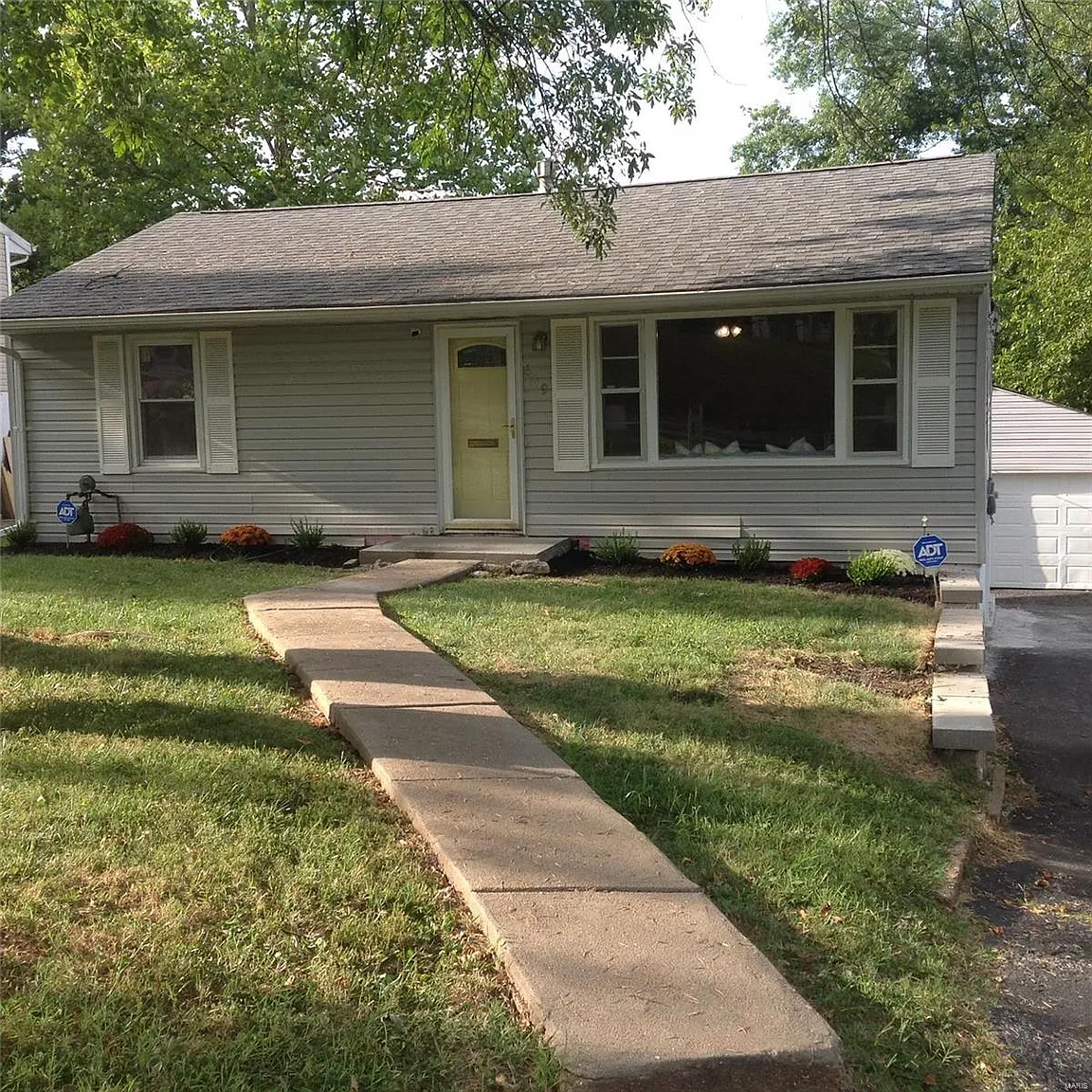 649 Robert Ave photo 1