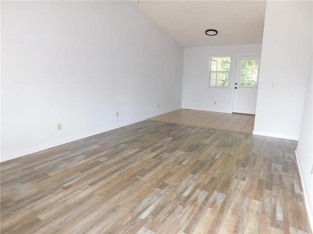 2 bed, 1.0 bath, 884 sqft, $1,395 — Photo 2