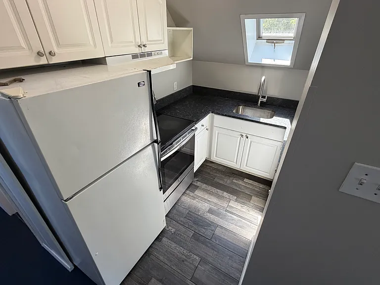 685 Washington St — Photo 3