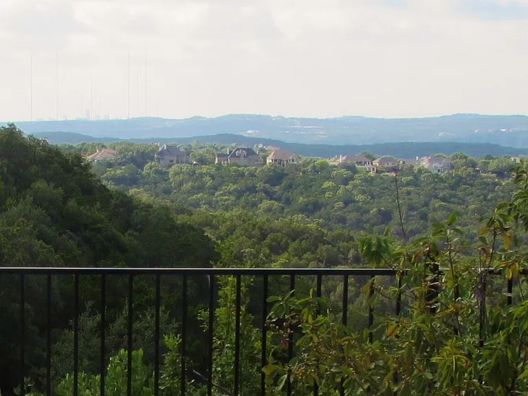 Hill country views in this Hoverstay home neighborhood.
