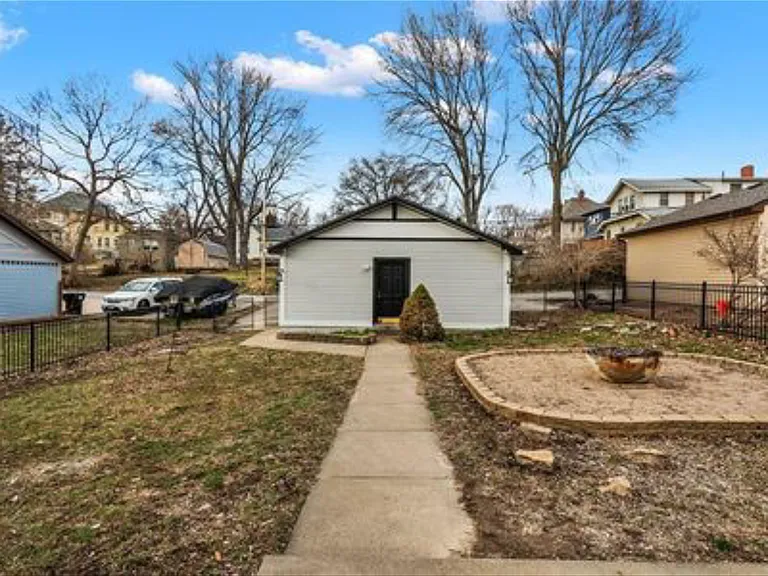 810 W Truman Rd — Photo 24