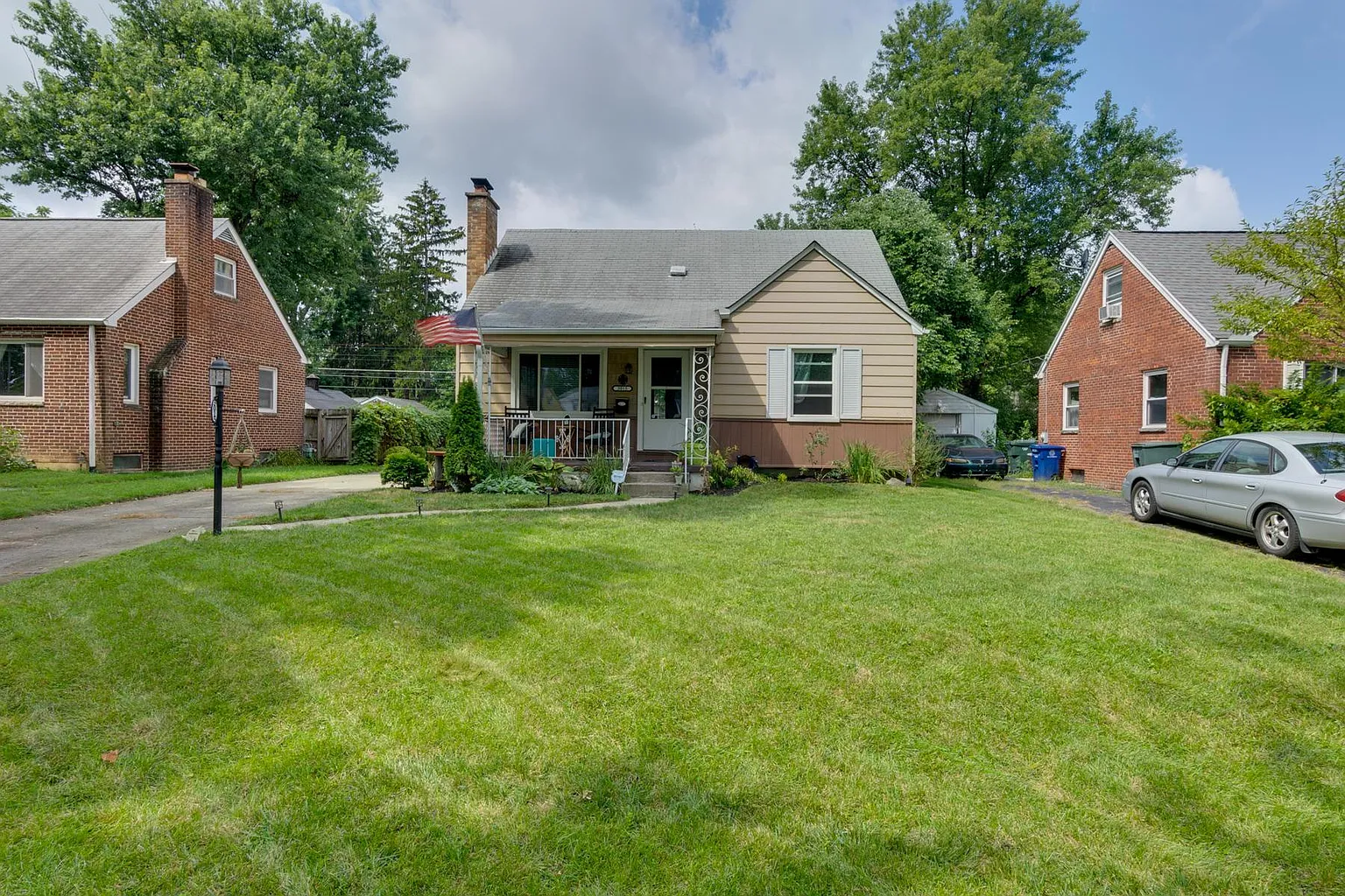 3015 Oaklawn St photo 1