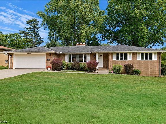 2nd image of 800 Woodview Dr NE