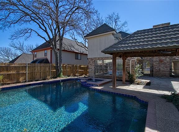 5th image of 825 Shady Lake Dr