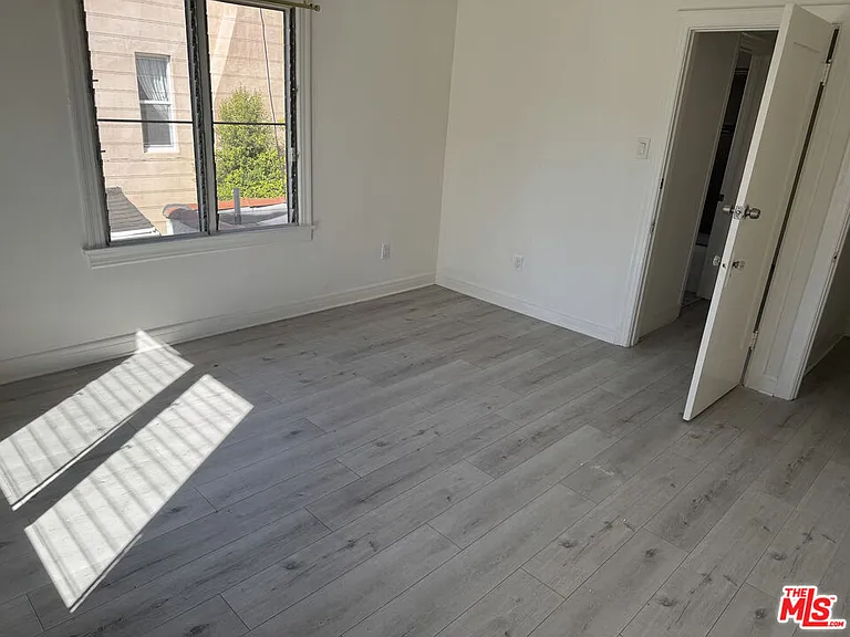 243 1/2 N Swall Dr — Photo 8