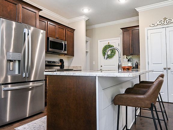 5th image of 528 Bellingham Dr NE