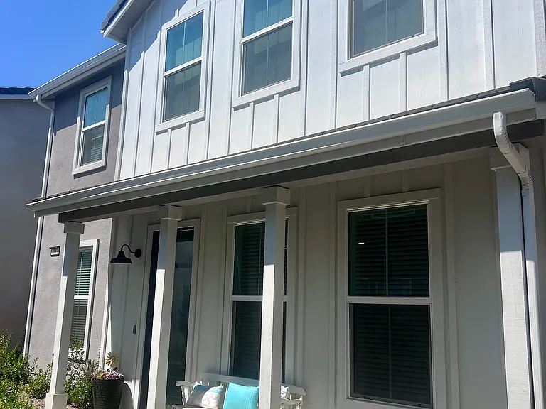 2712 E Tamarind Dr — Photo 1