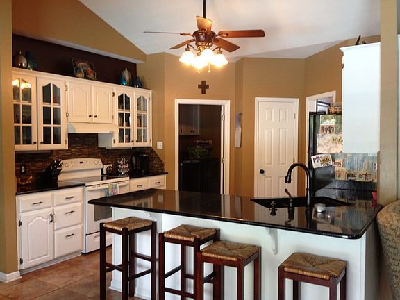 Kitchen w/granite counters