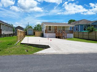 735 10th St, San Leon, TX 77539