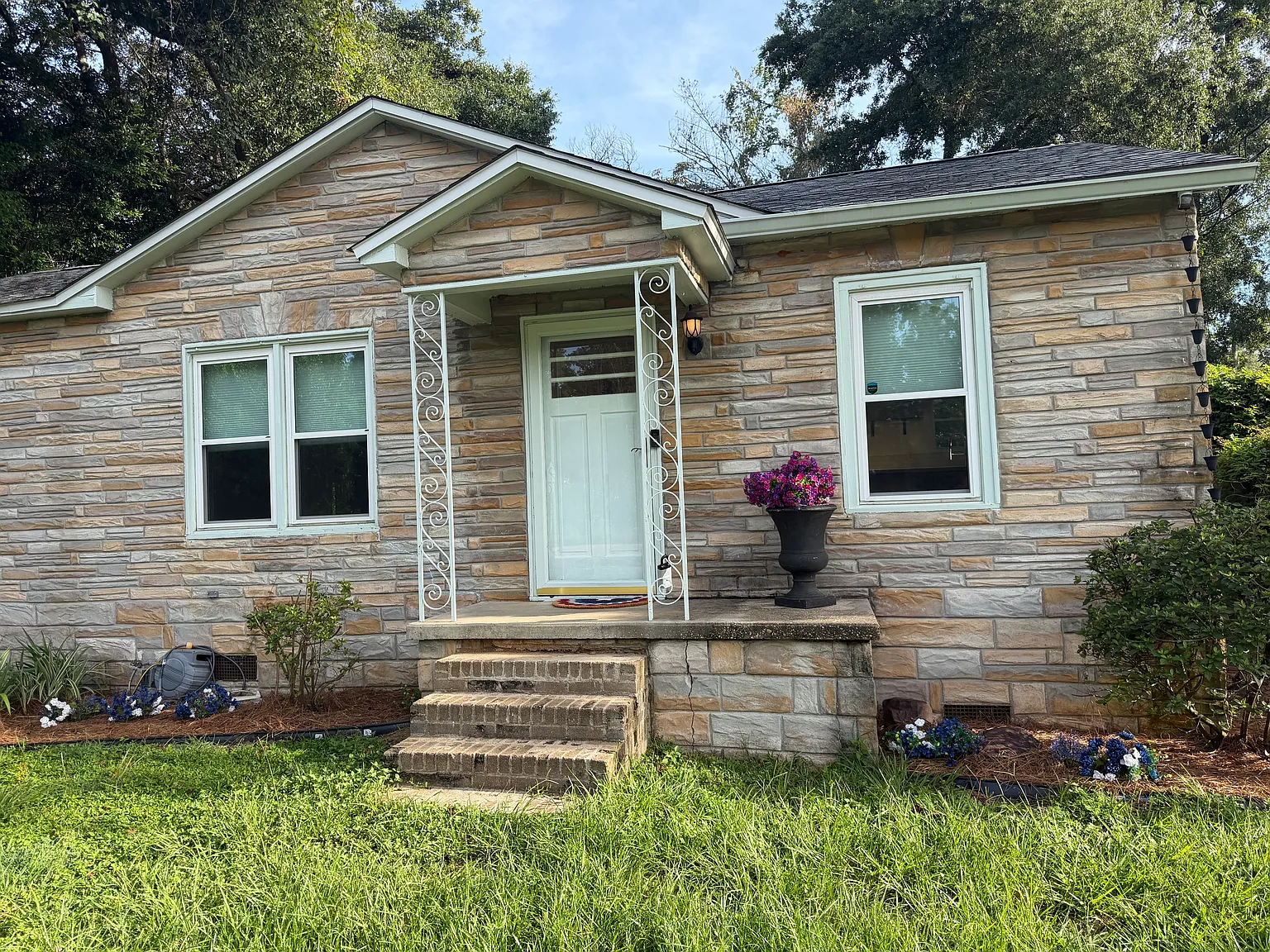 3 bed, 966 sqft, $2,100 — Photo 2