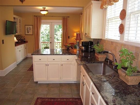4th image of 1639 Berkley Cir