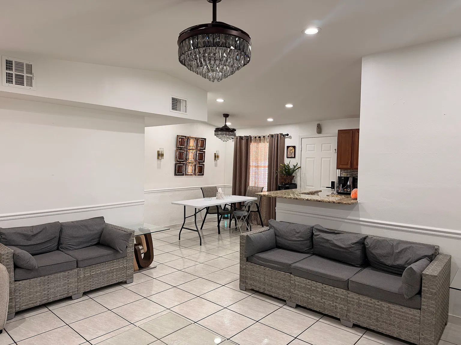 3 bed, 1145 sqft, $2,400 — Photo 3
