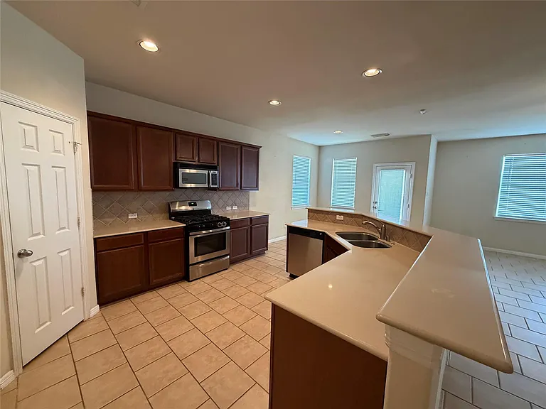 3102 Avory Ridge Ln — Photo 8