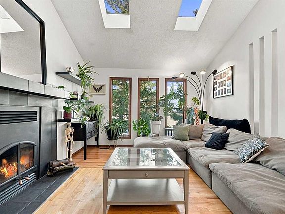 3rd image of 296 NE Woodbine Blvd SW