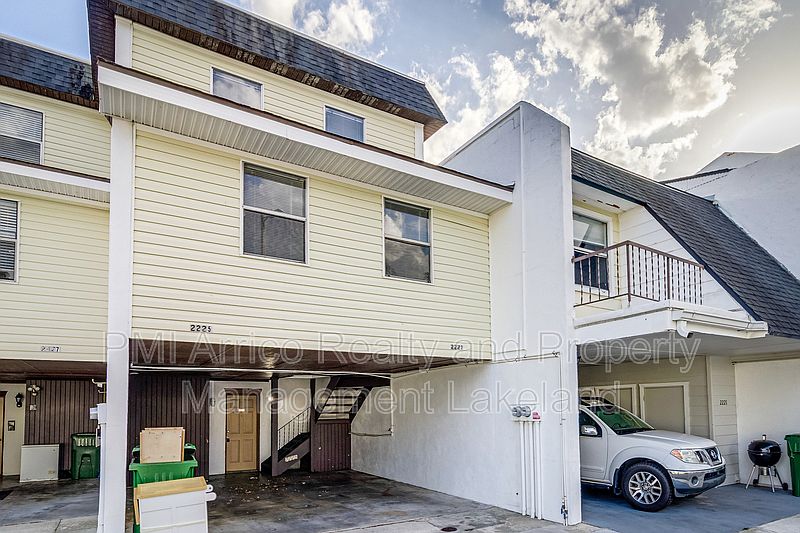 1st image of 2225 9th St SE