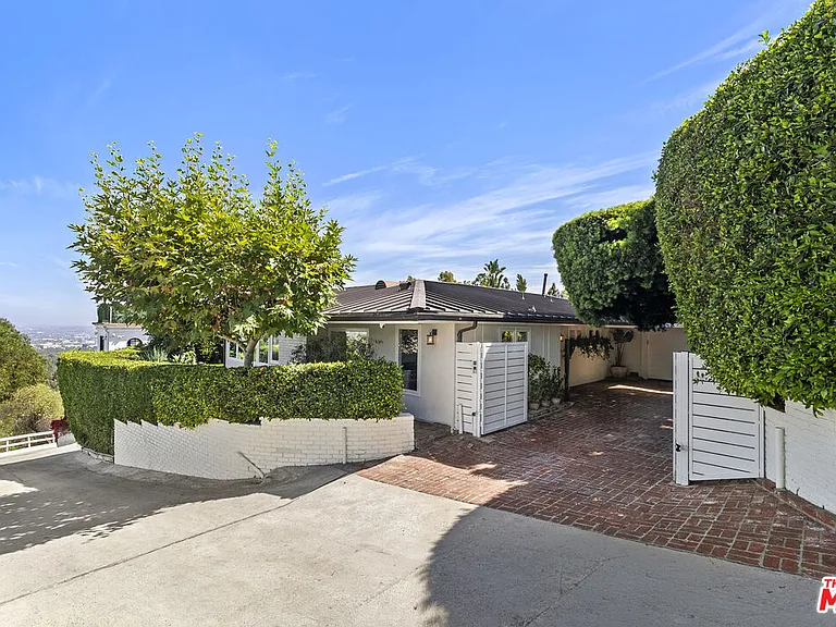 9881 Beverly Grove Dr — Photo 2