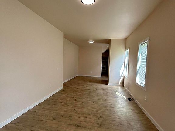 4th image of 942 Reagan St