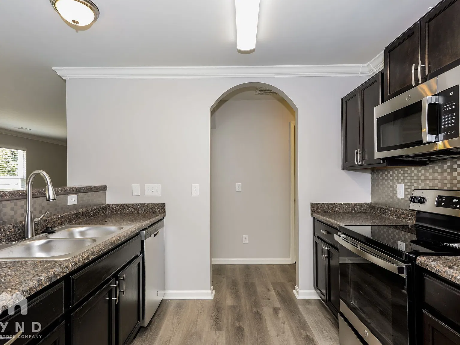 4 bed, 2.5 bath, 2040 sqft, $2,105 — Photo 3