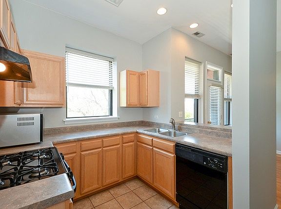 4th image of 3704 S King Dr APT 3D