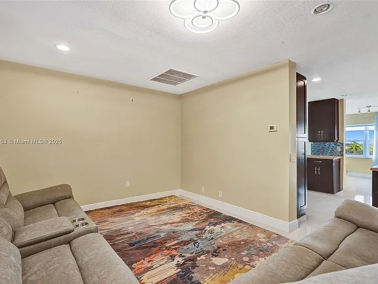 215 SE 3rd Ave — Photo 4