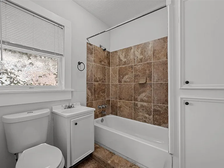 907 W Gray St #2 — Photo 6