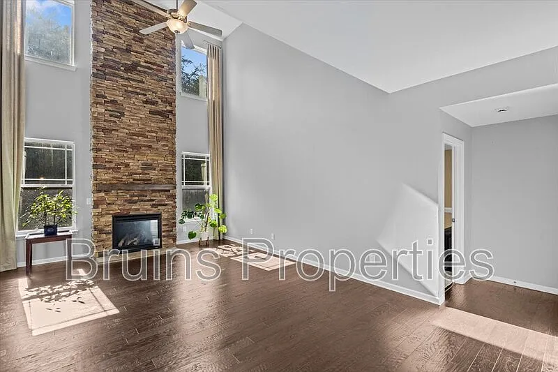 4 bed, 2.5 bath, 2660 sqft, $2,650 — Photo 3