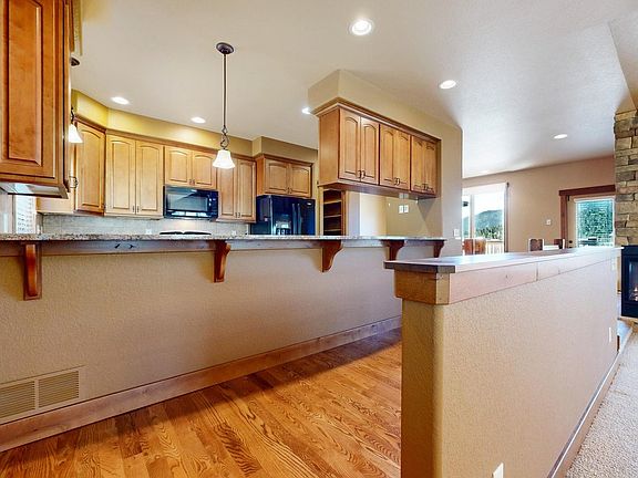 5th image of 261 Solomon Dr