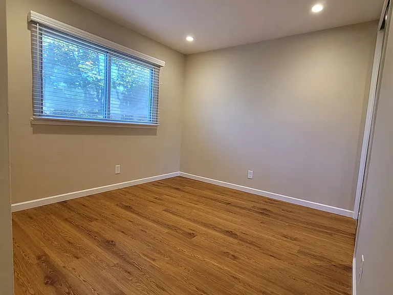 948 Leith Ave — Photo 15