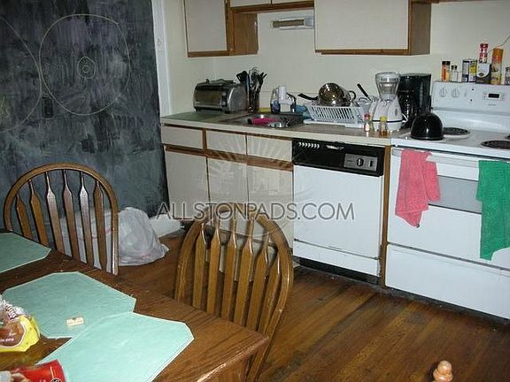 3rd image of 56 Park Vale Ave APT 2