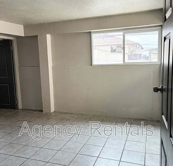 938 Owen St — Photo 2