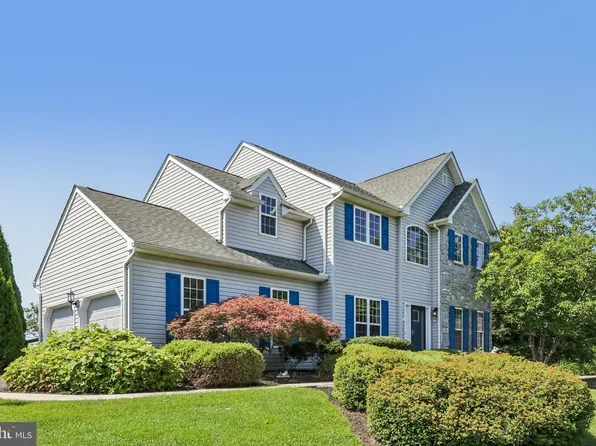 45 Flintlock Cir, West Grove, PA 19390