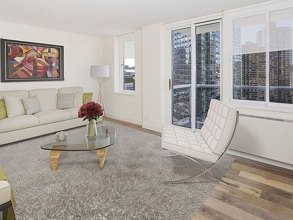 3rd image of 560 W 43rd St APT 28K