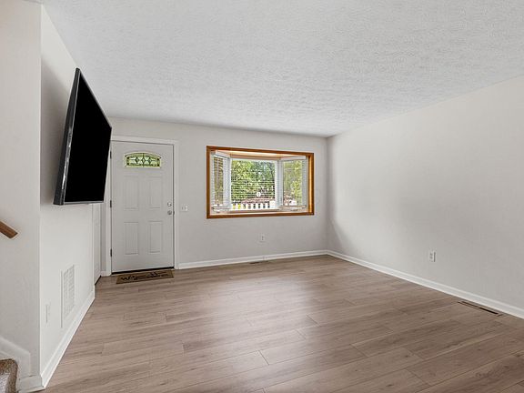 5th image of 622 Michael Ave