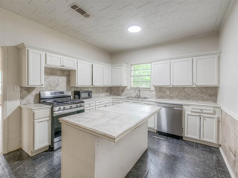 605 Arvon St — Photo 12