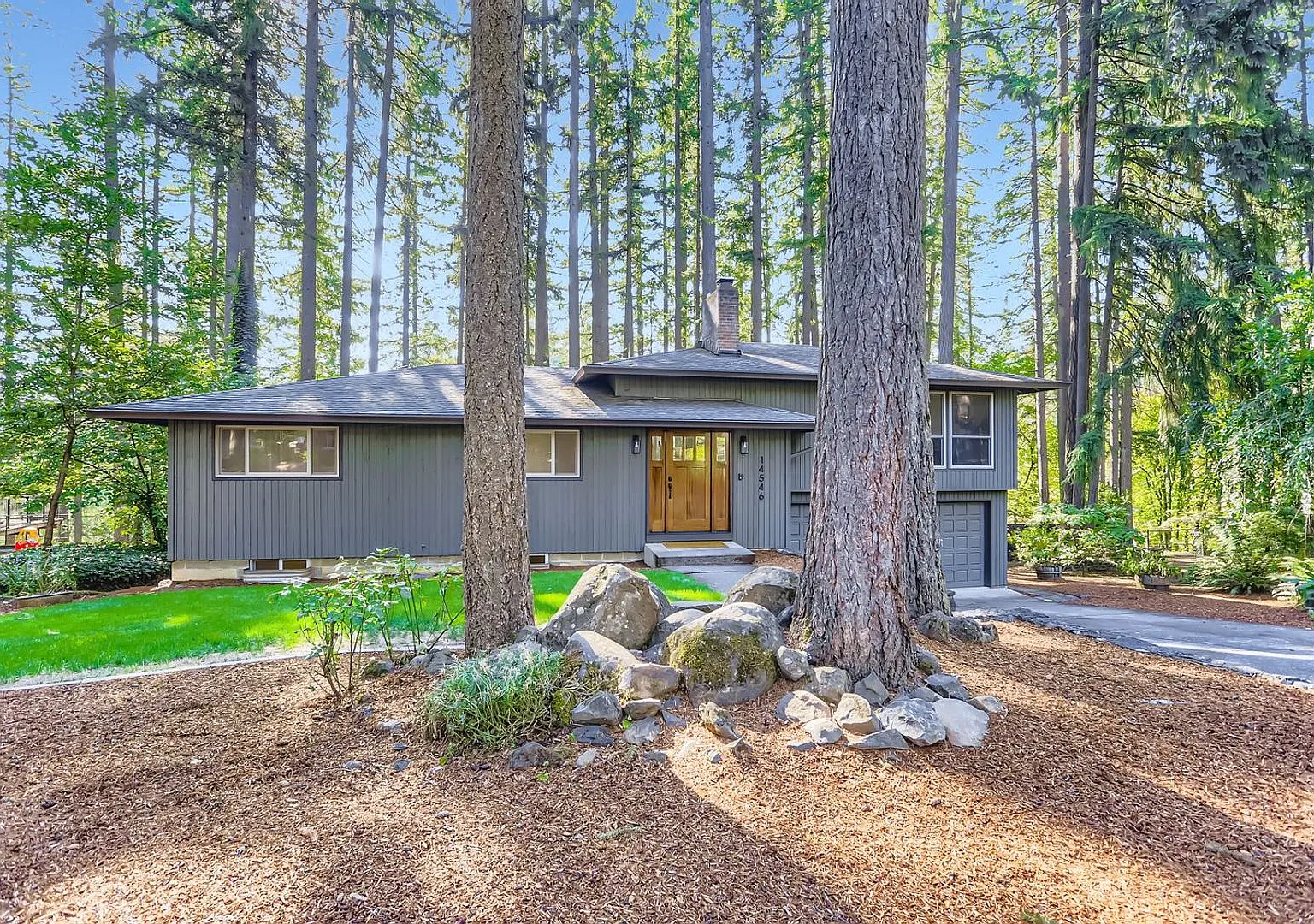 Beautifully updated 4 bed, 3.5 bath mid-century tri-level backing to the golf course in Oregon City! — Photo 1