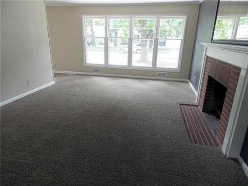 3rd image of 7622 W 95th Ter